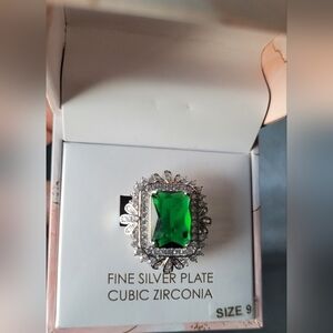 Stunning Silver Ring with Vibrant Green Stone